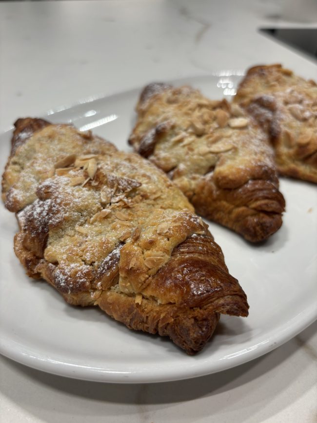 Croissants con salsa de almendra