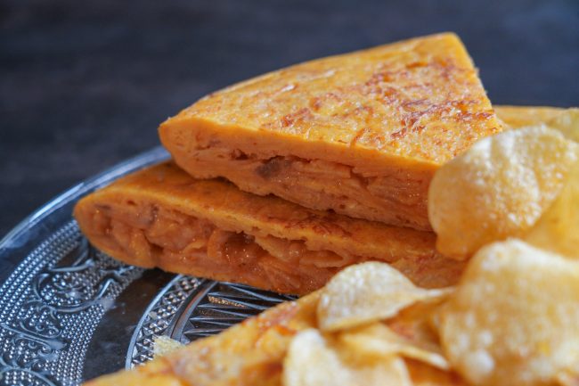 tortilla de patata con patatas chips