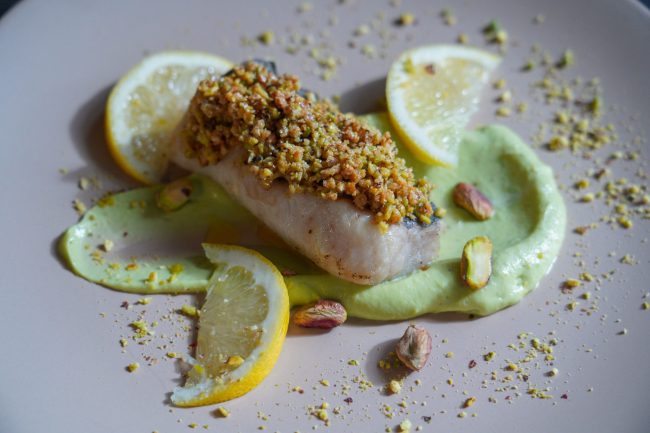 Merluza en costra de pistachos y almendras